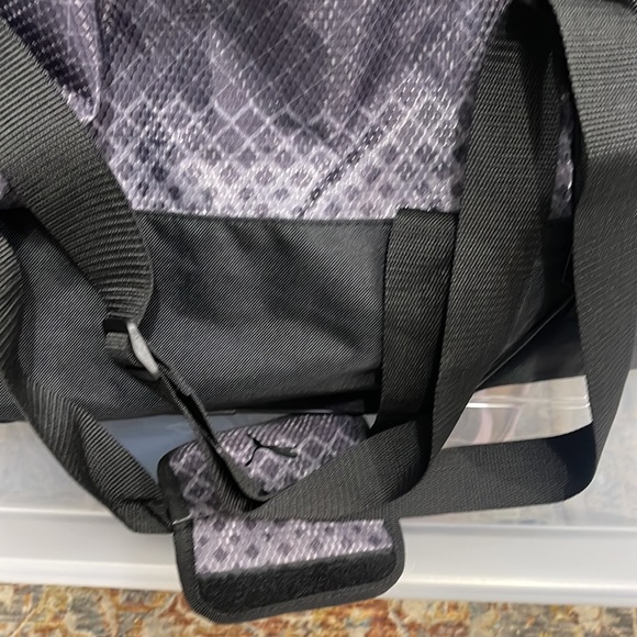 New with Tags The Ultimate Puma Gym Bag - Picture 6 of 6
